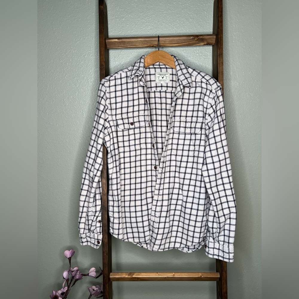American Eagle Outfitters Black and White Plaid Casual Button Down Shirt